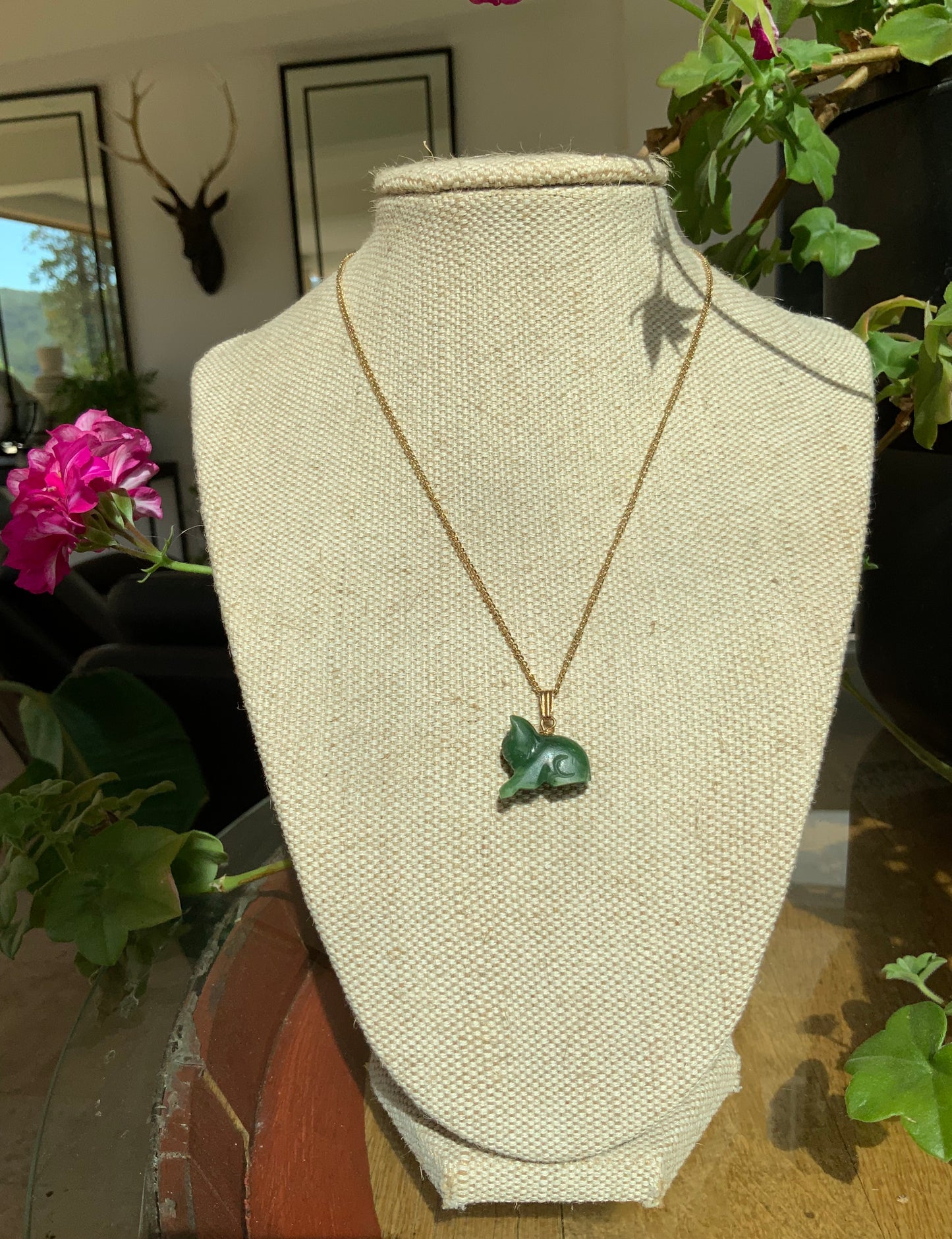 Green nephrite jade cat