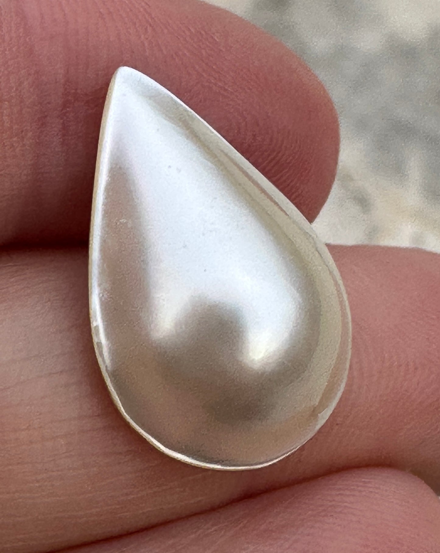 Australian Mabe Pearl Teardrop 22.8 x 15.9mm — Cream White, Broome Western Australia