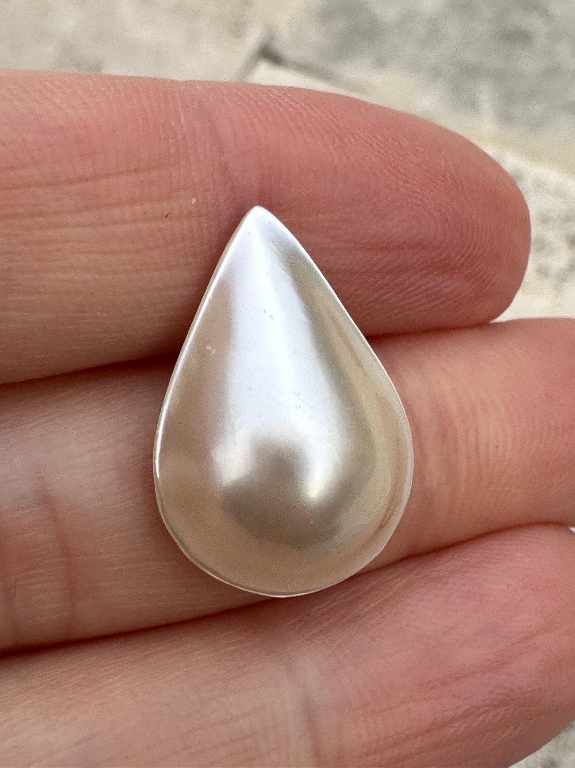 Australian Mabe Pearl Teardrop 22.8 x 15.9mm — Cream White, Broome Western Australia