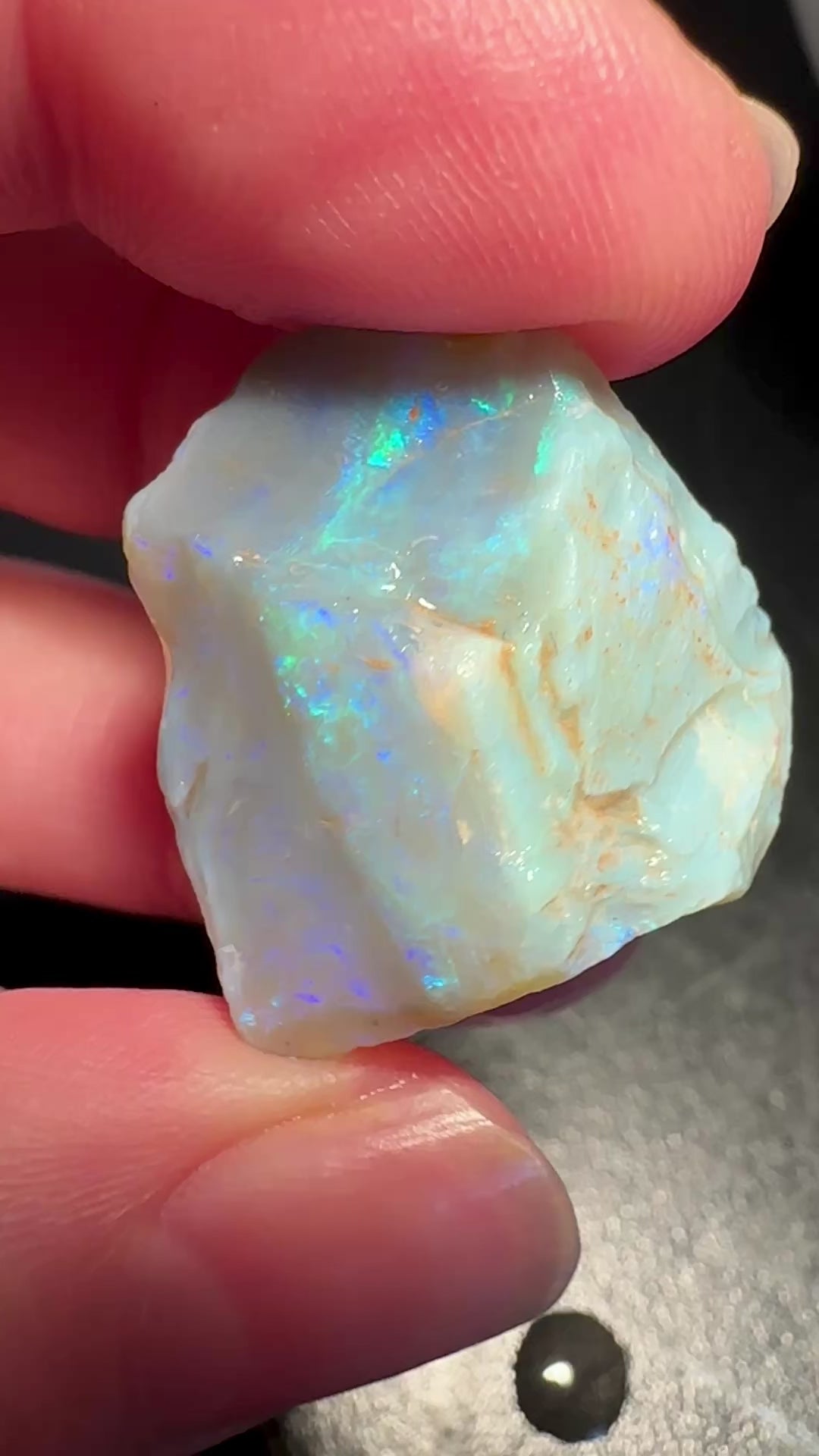 Opal Essence Australian Lambina Rough Grey Base opal multicolored Unset 