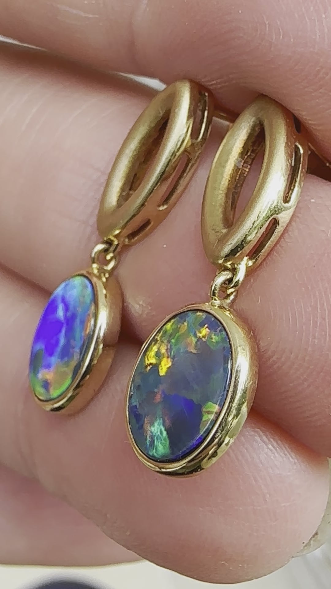 Brilliant opal earrings set in 18k yellow gold